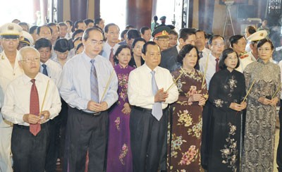 The country and HCMC leaders burn incense at the ceremony at Ben Duoc Monument for War Martyrs in Cu Chi District to mark the 66th anniversary of "War Invalids and Martyrs Day ( Photo: SGGP)
